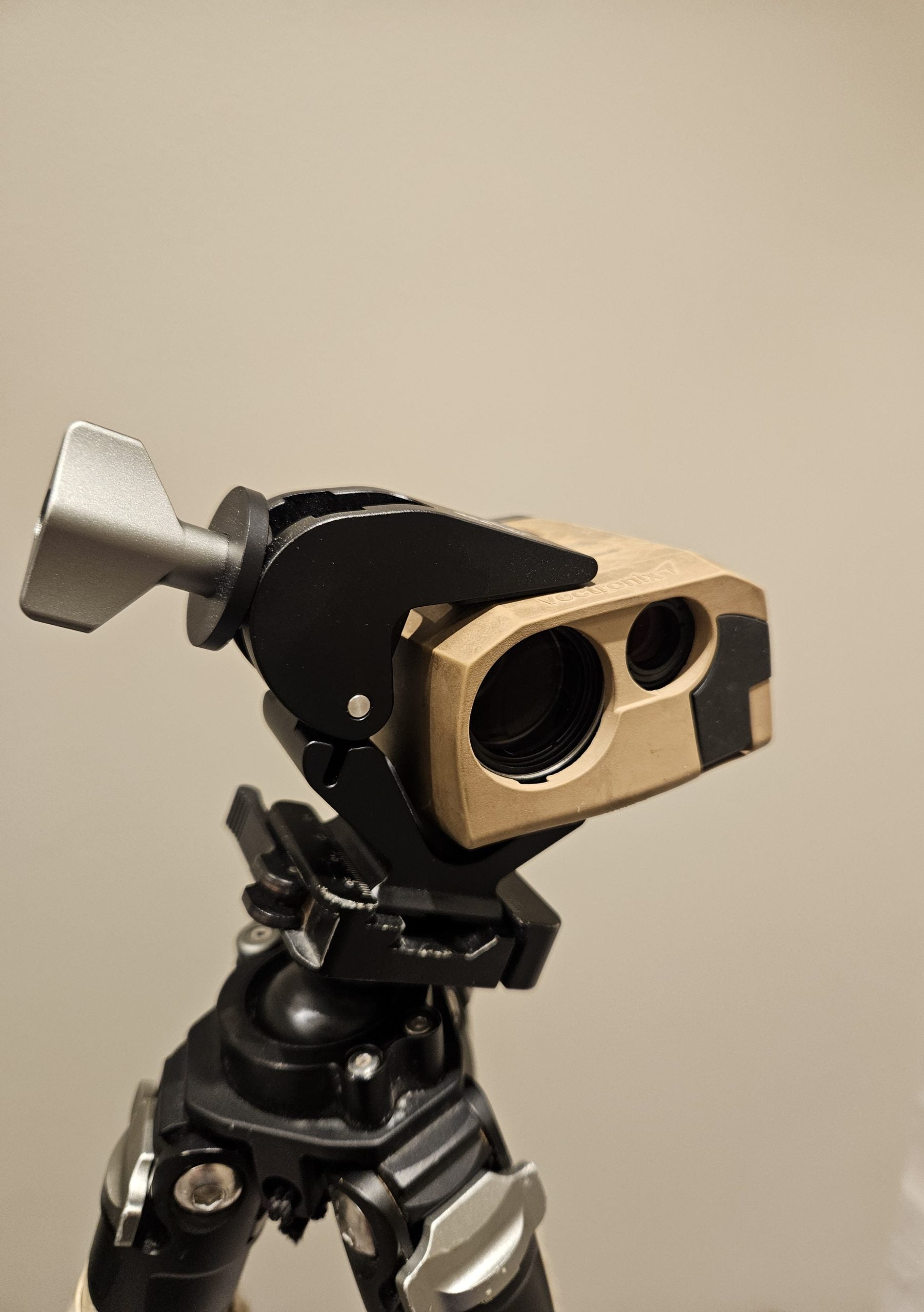 Leofoto BC-02 binocular adapter mounted on tripod for stable observation.