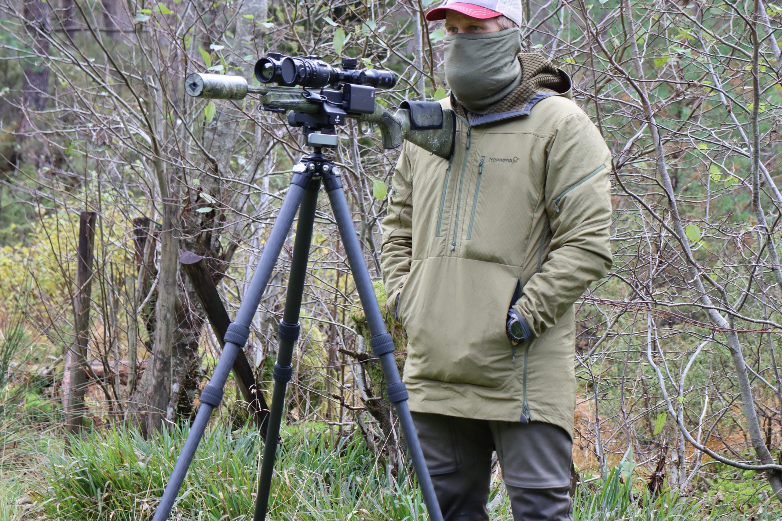 Leofoto SA-324CL+MA-30L Carbon Tripod Kit being used outdoors by a hunter for stable shooting.
