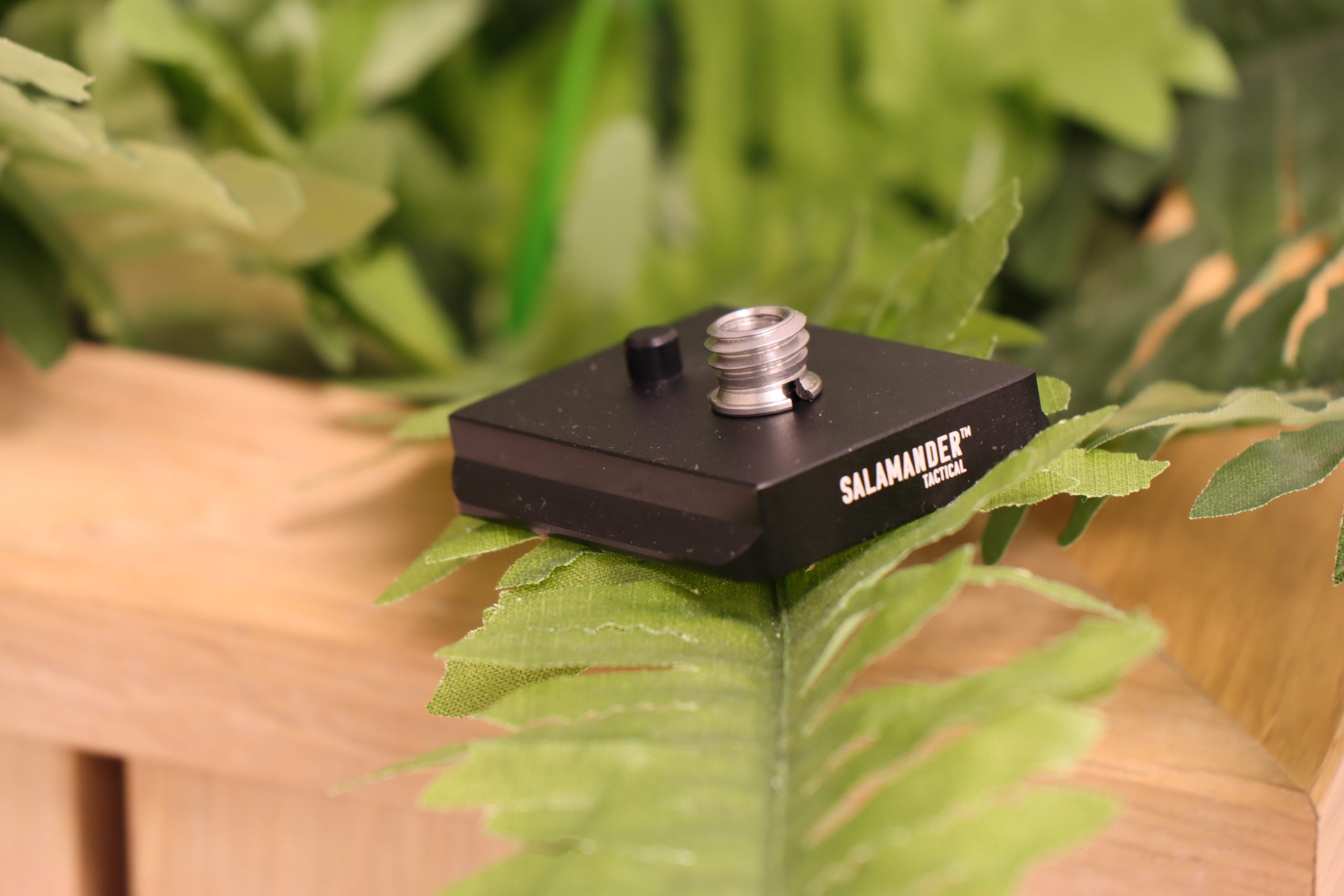 Bueplate med antirotasjonspinne for spotting scope