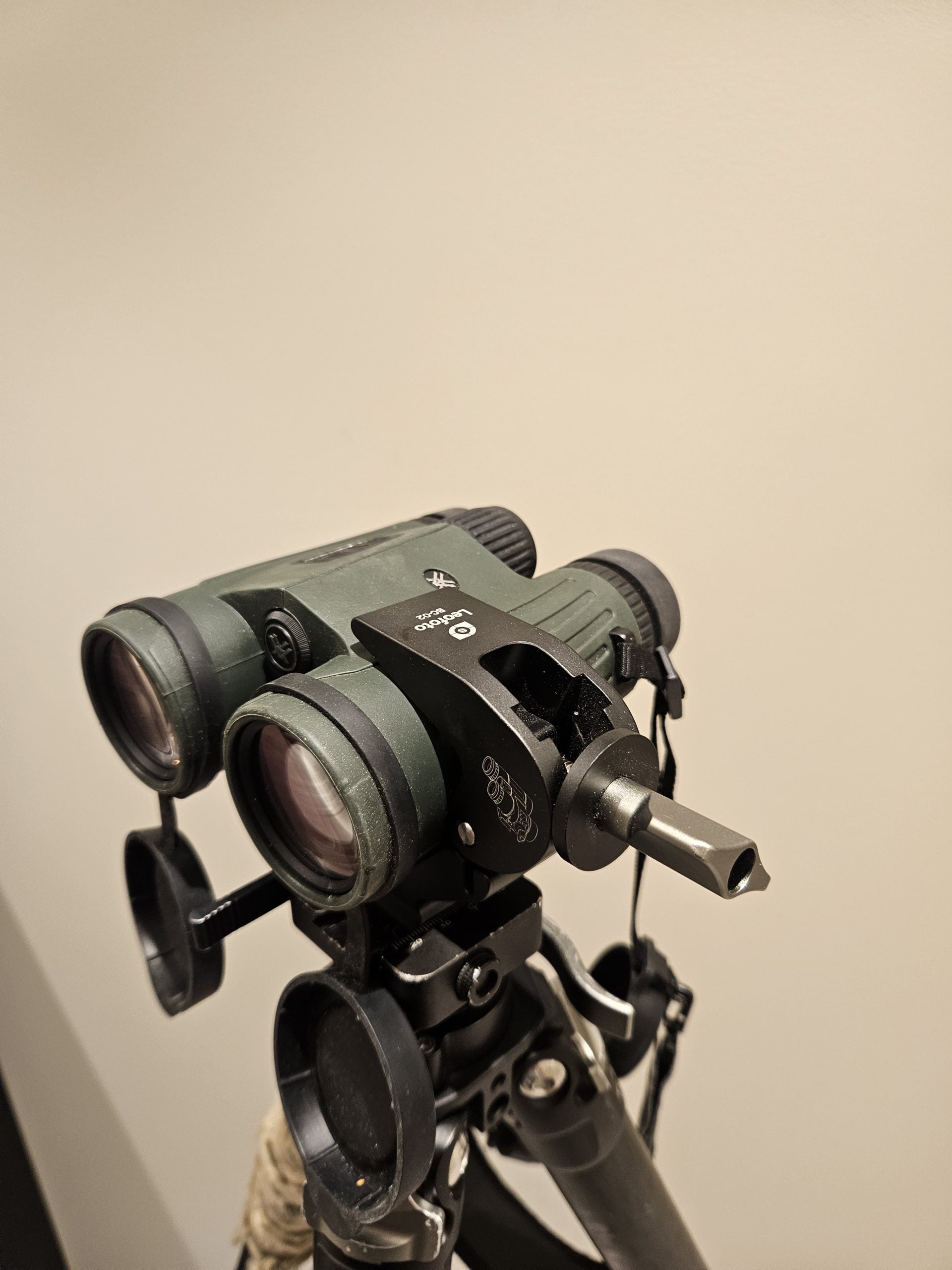 Leofoto BC-02 binocular adapter mounted on a tripod with binoculars for stable observations.